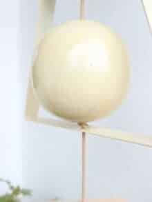 Nordic by Hand Iron Ball i farven creme-hvid